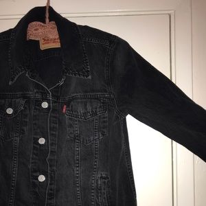 Levi’s Black Denim Jacket ♥️